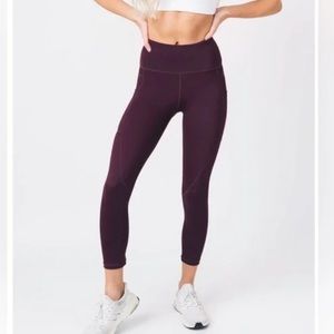 ZYIA ATHLETIC CAPRIS SIZE 4 20’ plum pocket light and tight